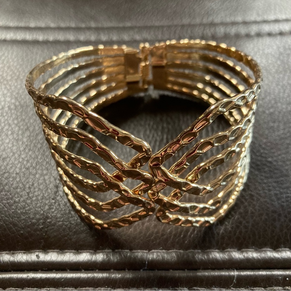 💜EUC Hammered Gold Geometric Design Hinged Bracelet